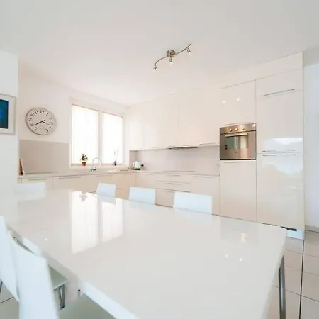 4 Bedroom With Pool & Jacuzzi Maccagno