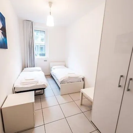 Apartment 4 Bedroom With Pool & Jacuzzi *