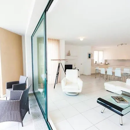 4 Bedroom With Pool & Jacuzzi Apartment Maccagno