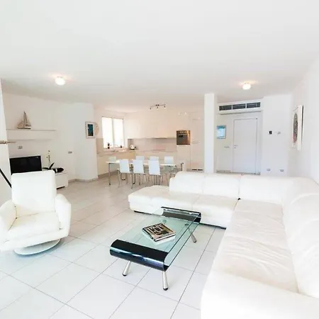 4 Bedroom With Pool & Jacuzzi *