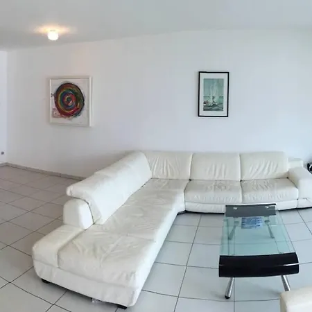 4 Bedroom With Pool & Jacuzzi Apartment *